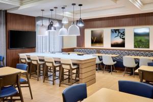uma sala de conferências com uma grande mesa e cadeiras em Fairfield Inn & Suites by Marriott Ottawa Kanata em Ottawa