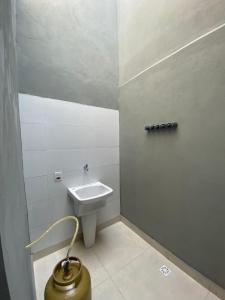 ein Bad mit einem WC und einem Waschbecken in der Unterkunft Vaz Lobo Kitnets in Mococa