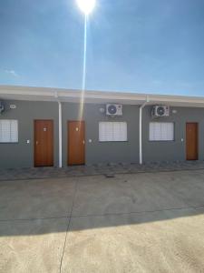 une salle avec des portes et des haut-parleurs dans un bâtiment dans l'établissement Vaz Lobo Kitnets, à Mococa