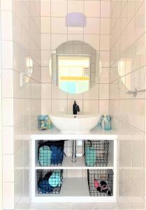y baño con lavabo blanco y espejo. en Ie shima-MONKEY - Vacation STAY 48431v, en Ie