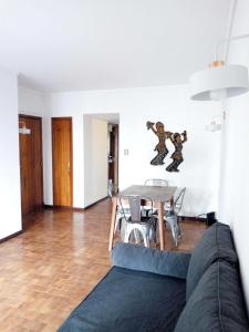 una sala de estar con un sofá y una mesa en Semipiso en Mar Del Plata, en Mar del Plata
