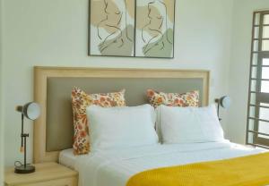 里郎威的住宿－Crystal Apartments Area 43，一间卧室配有带白色床单和枕头的床。