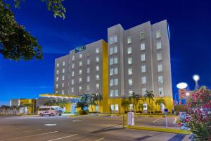 a hotel with a van parked in front of it at City Express by Marriott Los Mochis in Los Mochis