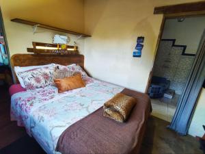 a bedroom with a bed with a wooden headboard at Casa Paradise - charmechapad a in Alto Paraíso de Goiás