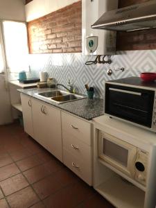 馬德琳港的住宿－Mamama’s House，厨房配有水槽和微波炉