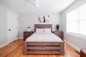 Un pat sau paturi într-o cameră la Rest in Westerly