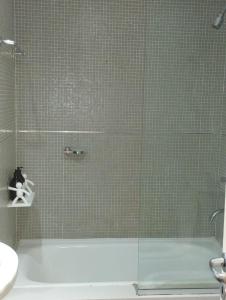 a bathroom with a shower with a glass door at HERMOSO MONOAMBIENTE A POCAS CUADRAS DEL RIO! in Rosario