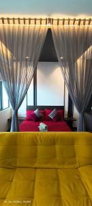 una camera con letto rosso e tende di Homestay Juita Vista Bangi a Kajang