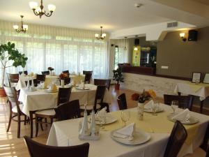 Restaurace v ubytování Complex Turistic Perla Trascaului