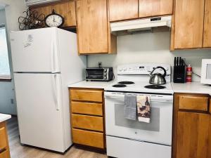 cocina con nevera blanca y fogones en TWO side-by-side dwellings for your giant group, en Corvallis