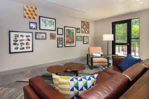Four Points by Sheraton Deadwood的休息区