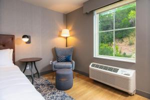 Four Points by Sheraton Deadwood客房内的一张或多张床位