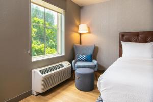 Four Points by Sheraton Deadwood客房内的一张或多张床位