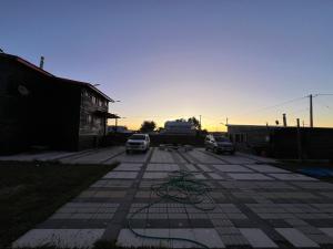 um parque de estacionamento com carros estacionados na estrada em Cabaña Lago Ranco, puerto nuevo em Puerto Nuevo