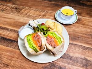 une assiette avec un sandwich, une salade et une tasse de soupe dans l'établissement Reposer Hakuba, à Hakuba
