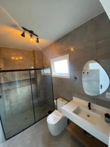 Bilik mandi di Santa Casa Ap moderno e espaçoso em frente à Santa Casa com garagem +17 gambar
