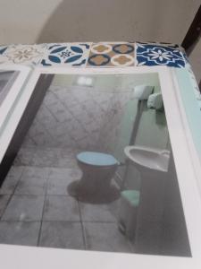 uma casa de banho com um WC e um lavatório em Suítes de Aluguel em Jericoacoara