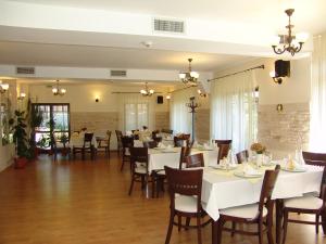 Restaurace v ubytování Complex Turistic Perla Trascaului