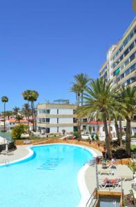 Bazén v ubytování BlumLuxury Apartment nebo v jeho okolí