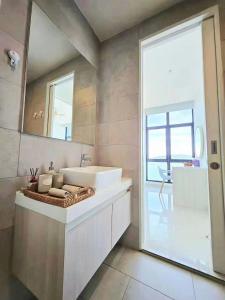 La salle de bains est pourvue d'un lavabo et d'un miroir. dans l'établissement Sunset Seaview Studio Apartment at Kota Kinabalu City Centre, à Kota Kinabalu