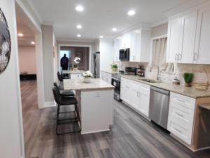 eine Küche mit weißen Schränken und einer Arbeitsplatte in der Unterkunft 3 Bedroom Jewel: Luxury with Crystal Pool in Stone Mountain