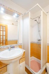 ein Badezimmer mit Waschbecken und Dusche in der Unterkunft Apartamento em Lisboa, perto de Sintra in Fontainhas