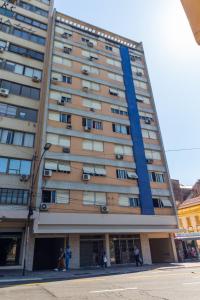un edificio alto con gente parada fuera de él en Santa Casa Ap moderno e espaçoso em frente à Santa Casa com garagem, en Porto Alegre