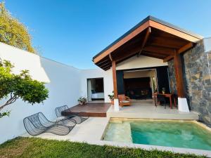 une villa avec une piscine et une maison dans l'établissement Tropical Lodges … Le Gosier, au Gosier