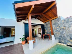 une villa avec une piscine et une maison dans l'établissement Tropical Lodges … Le Gosier, au Gosier