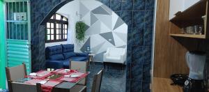 jadalnia ze stołem i niebieską kanapą w obiekcie Casa Temporada em Embu das Artes w mieście Embu