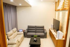 a living room with a couch and a chair at 老闆的家 l 依人數開房 in Dongshan