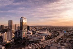 una vista aérea de una ciudad con un edificio alto en The Ritz-Carlton, Los Angeles L.A. Live en Los Ángeles