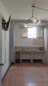 een lege kamer met een tafel en een raam bij Condominio Confort in Talara