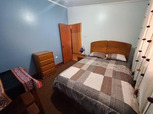 ein Schlafzimmer mit einem Bett und einer Kommode darin in der Unterkunft Cozy home with garden overlooking the Vilcanota river in Pisac