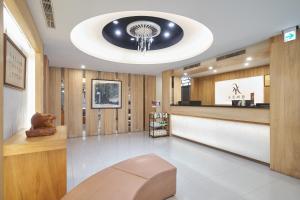 a lobby with a ceiling with a chandelier at Yung An Business Hotel in Dounan