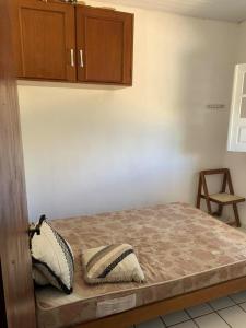 łóżko z 2 poduszkami w pokoju w obiekcie Itamaracá w mieście Itamaracá
