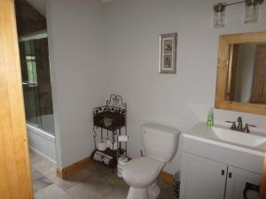 La salle de bains est pourvue de toilettes et d'un lavabo. dans l'établissement Luxury Cottage in South Parry Sound, à Parry Sound