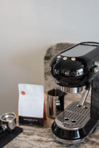eine schwarze Kaffeemaschine auf einer Theke mit einer Schachtel in der Unterkunft Lakes Edge Villa 2 in Wilyabrup
