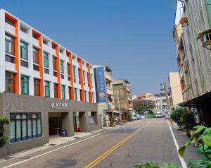 uma rua vazia numa cidade com edifícios em Yung An Business Hotel em Dounan