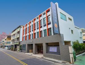 a building on the side of a street at Yung An Business Hotel in Dounan