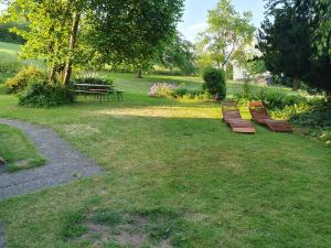 un grupo de bancos sentados en un parque en Alte Dorfschule Kohlgrund, en Bad Arolsen