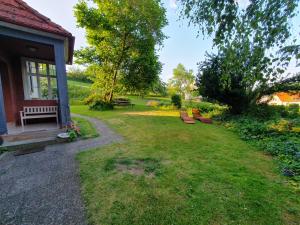 een park met een bank in het gras bij Alte Dorfschule Kohlgrund in Bad Arolsen