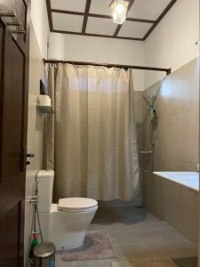 W łazience znajduje się toaleta, prysznic i umywalka. w obiekcie The Manor 1926 w Kolombo