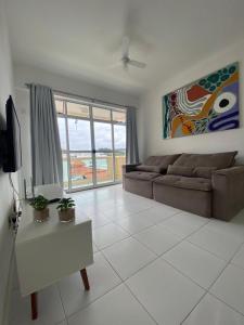 TV a/nebo společenská místnost v ubytování Lindo Apto 2 quartos com suíte na quadra da prainha!