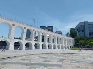 un gran edificio con arcos en una ciudad en Lapa - acomoda até 4 pessoas, en Río de Janeiro