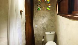 ein Bad mit einem weißen WC in einem Zimmer in der Unterkunft Chalé Pau-Terra in Sao Jorge