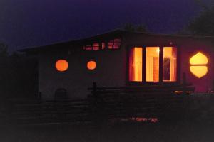 ein Haus mit Lichtern am Fenster in der Nacht in der Unterkunft Chalé Pau-Terra in Sao Jorge