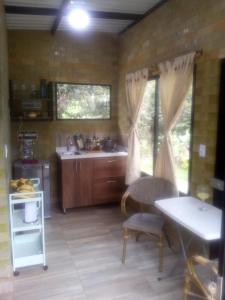 Zimmer mit einer Küche mit einem Tisch und einer Theke in der Unterkunft Colibrí in San Francisco