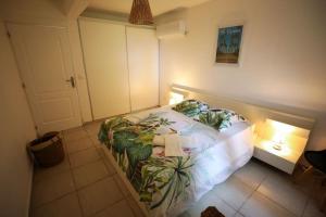 A bed or beds in a room at Belle vue de Grande Anse