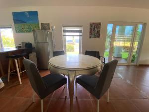 uma sala de jantar com mesa e cadeiras em Villa cerca del Mar em Guanche